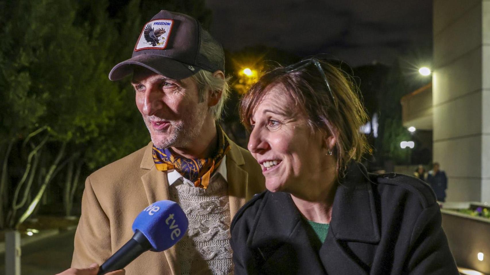Ernesto y Malena Alterio, en el tanatorio donde se han despedido de su padre, el actor hispanoargentino Héctor Alterio.