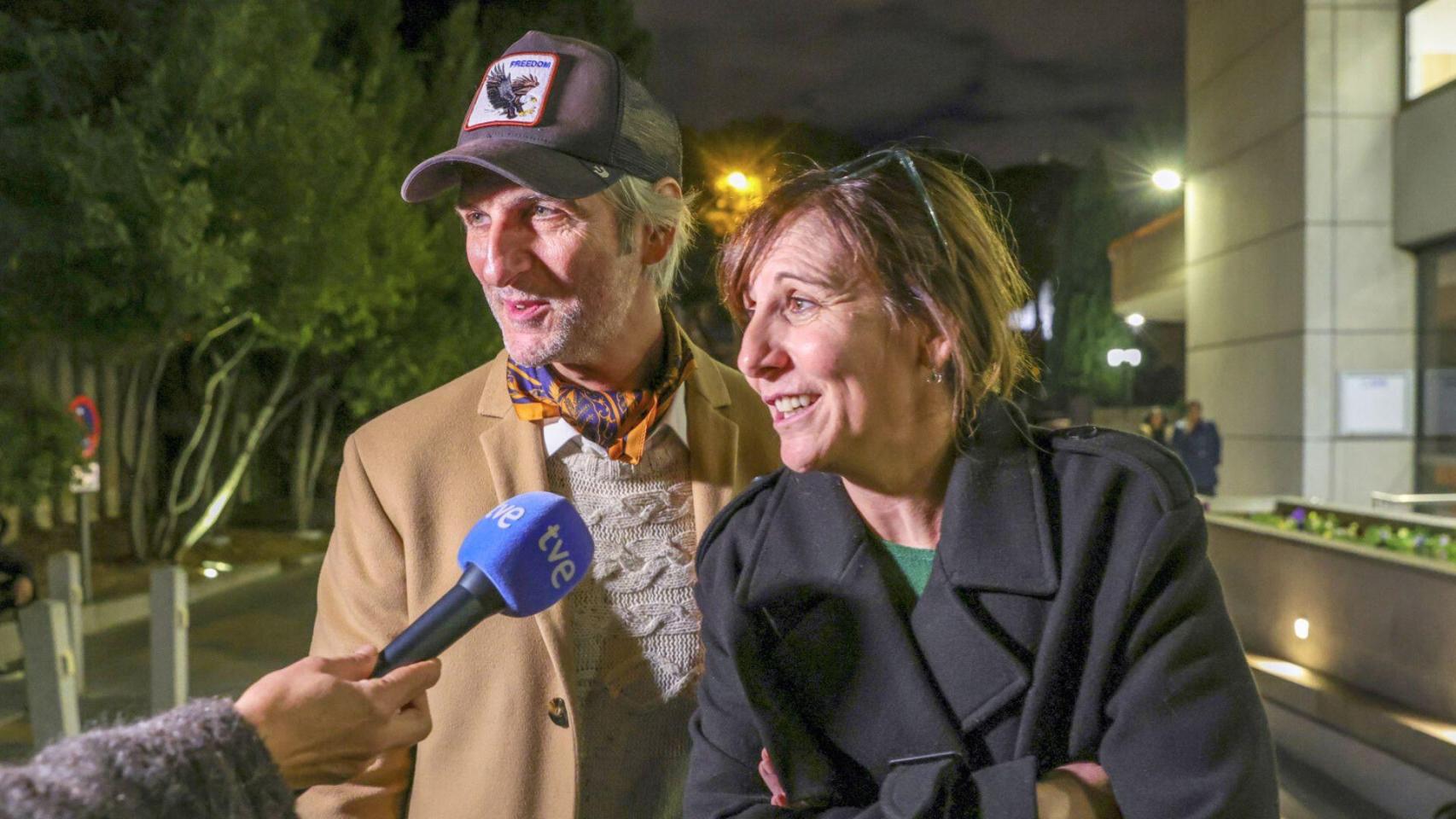 Ernesto y Malena Alterio, en el tanatorio donde se han despedido de su padre, el actor hispanoargentino Héctor Alterio.