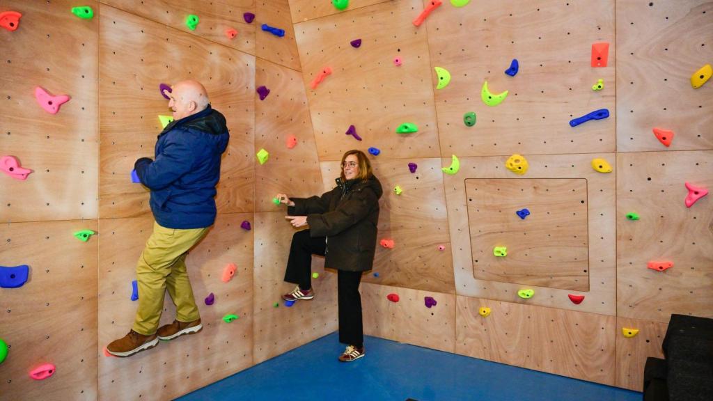 La presidenta de la Diputación de Palencia, Ángeles Armisén prueba la instalación