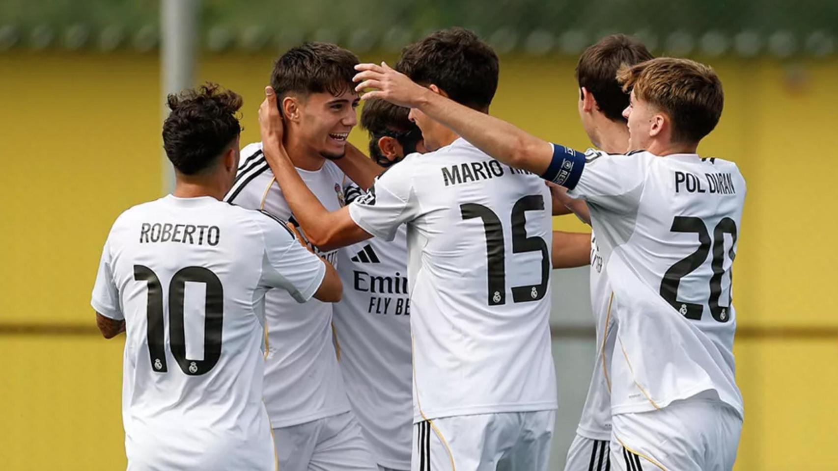 Víctor Valdepeñas, felicitado por sus compañeros del Real Madrid tras un gol en la Youth League