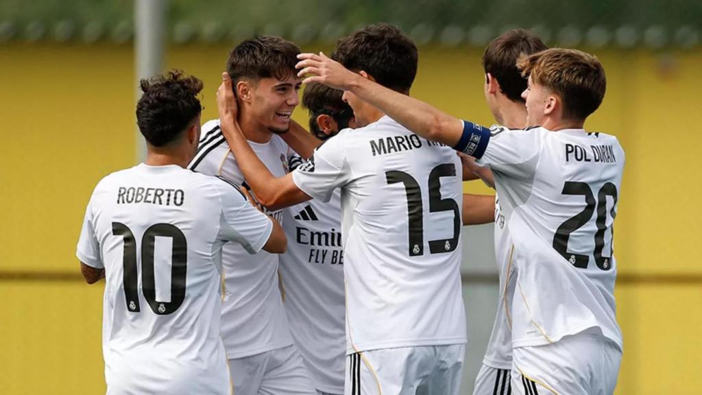 Víctor Valdepeñas, felicitado por sus compañeros del Real Madrid tras un gol en la Youth League
