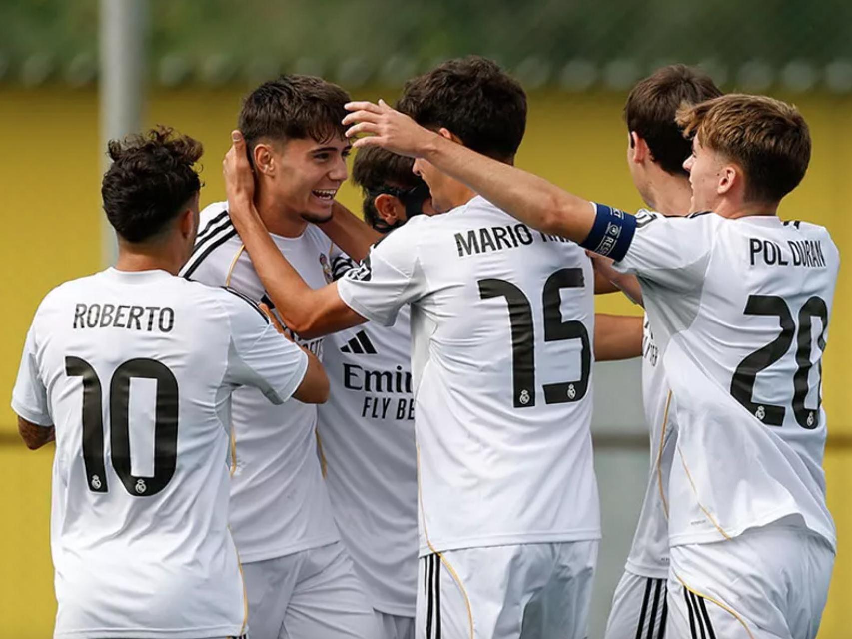 Víctor Valdepeñas, felicitado por sus compañeros del Real Madrid tras un gol en la Youth League
