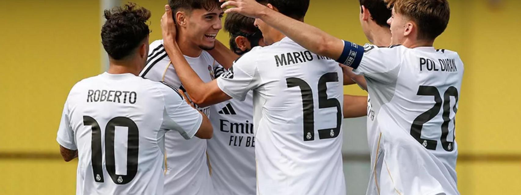 Víctor Valdepeñas, felicitado por sus compañeros del Real Madrid tras un gol en la Youth League