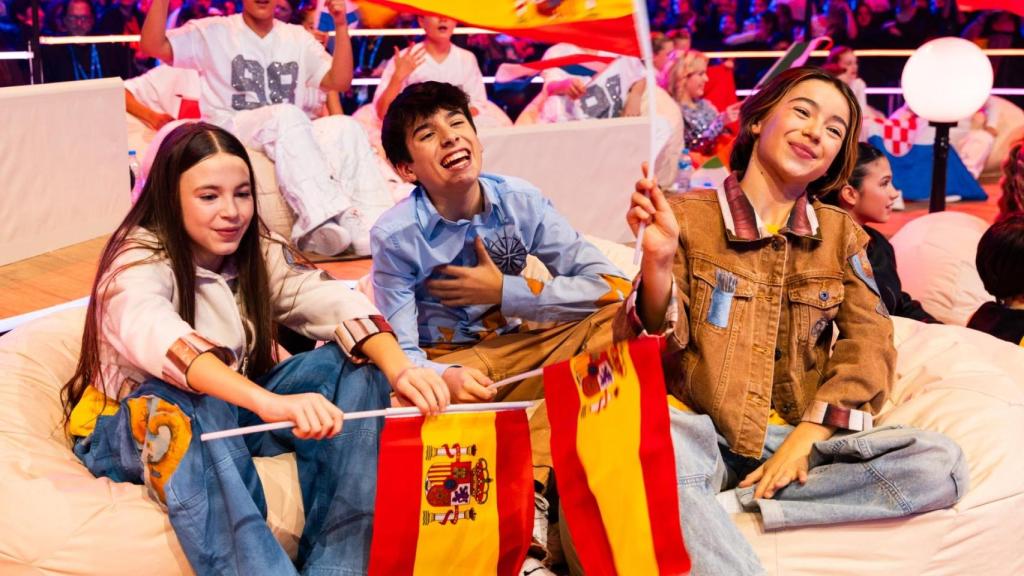 Gonzalo Pinillos y su equipo en la Green Room de la 23ª edición del Festival de Eurovisión Junior en el Gymnastic Hall of Olympic City de Tiflis, Georgia.