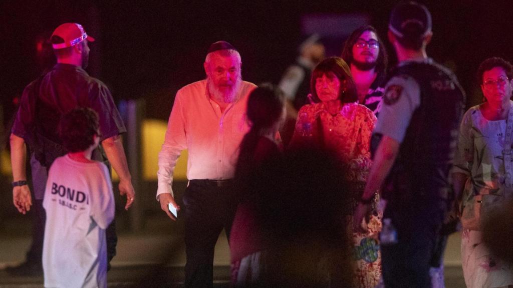 Un policía atiende a un grupo de supervivientes tras el ataque