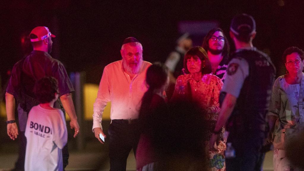 Un policía atiende a un grupo de supervivientes tras el ataque