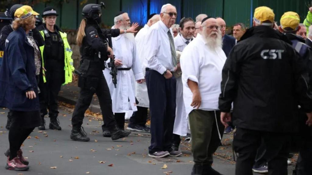 Miembros de la comunidad judía siendo atendidos en las puertas de la sinagoga de Múnich