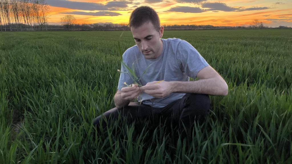Javier Tejero en un campo en producción.
