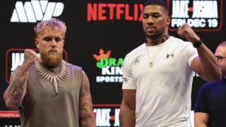 Jake Paul, a la izquierda, durante su careo con Anthony Joshua