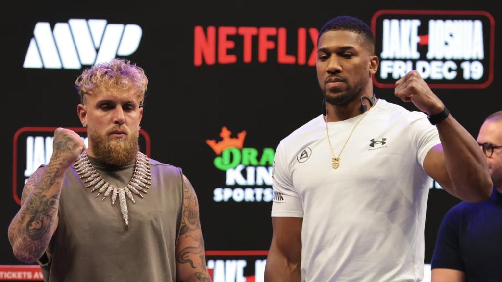 Jake Paul, a la izquierda, durante su careo con Anthony Joshua