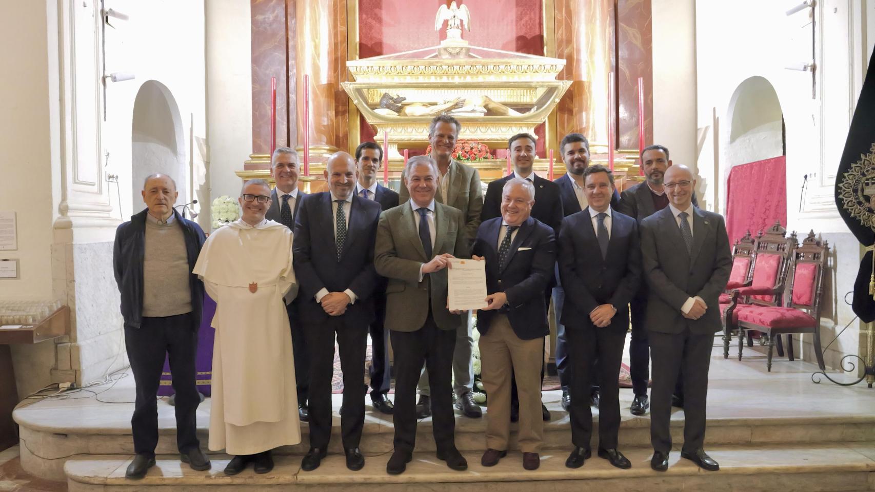 El alcalde de Sevilla, José Luis Sanz, firma un convenio para arreglar la fachada de la iglesia de San Gregorio.