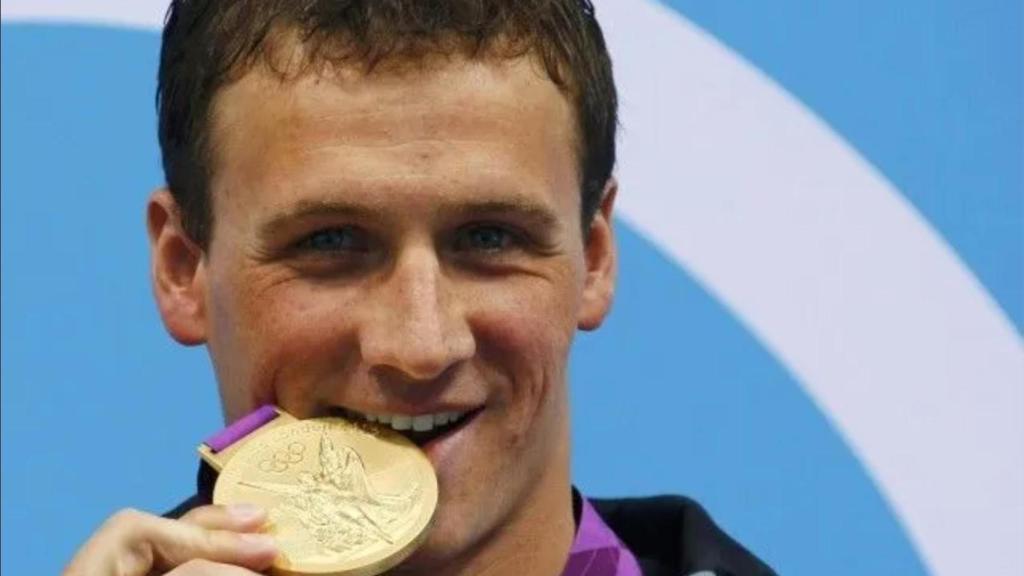 Ryan Lochte con una de sus medallas de oro olímpicas conquistadas, en este caso, en Londres 2012