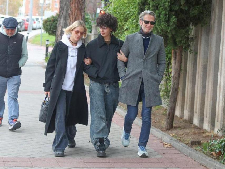 Ernesto Alterio, con su hija Lola y su pareja, Ella Jazz, en el último adiós a su padre, Héctor Alterio.