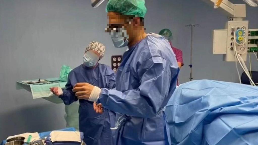 El doctor David durante una de sus operaciones de cirugía.