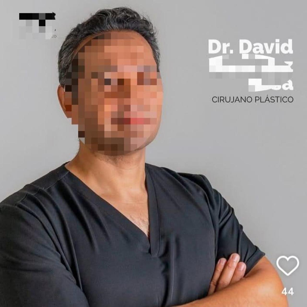 El doctor David promocionando sus servicios de estética por redes sociales.