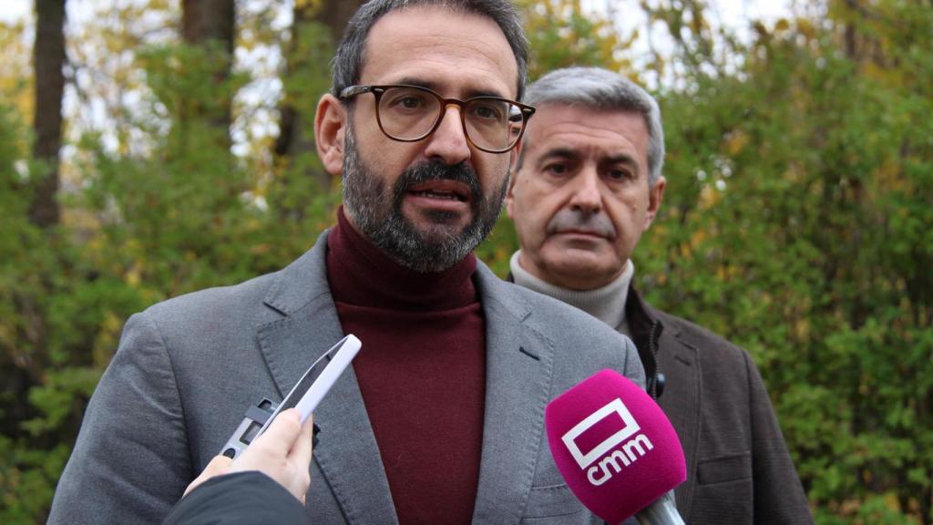 El 'número dos' de Page, Sergio Gutiérrez, junto a Álvaro Gutiérrez, antes de la comida navideña del PSOE de Toledo.