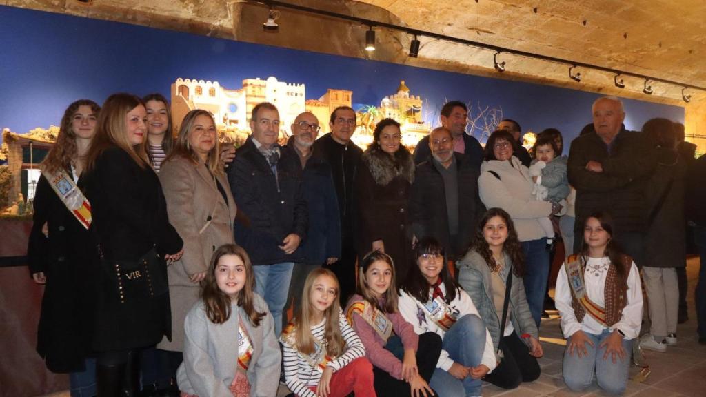 La alcaldesa de Maella, Elena Mireia Bondía, junto al alcalde de Belchite, Carmelo Pérez, y el grupo de belenistas en la inauguración.