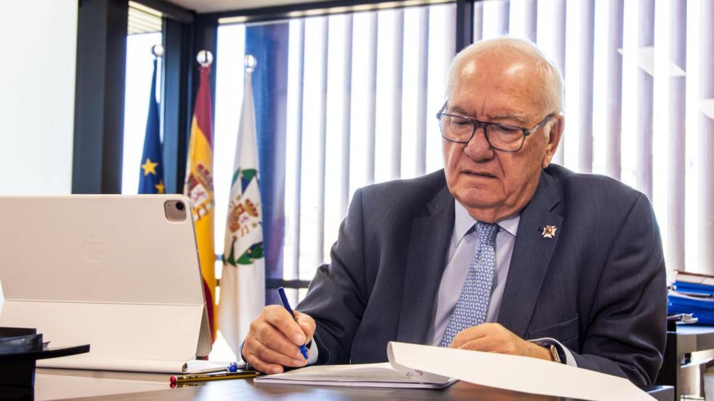 Florentino Pérez Raya, presidente del Consejo General de Enfermería en su despacho.