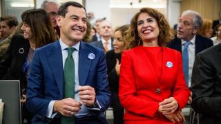 La vicepresidenta del Gobierno, María Jesús Montero, junto al presidente de la Junta de Andalucía, Juanma Moreno, asisten al acto de presentación de la candidatura de Málaga a sede de la Autoridad Aduanera de la UE.