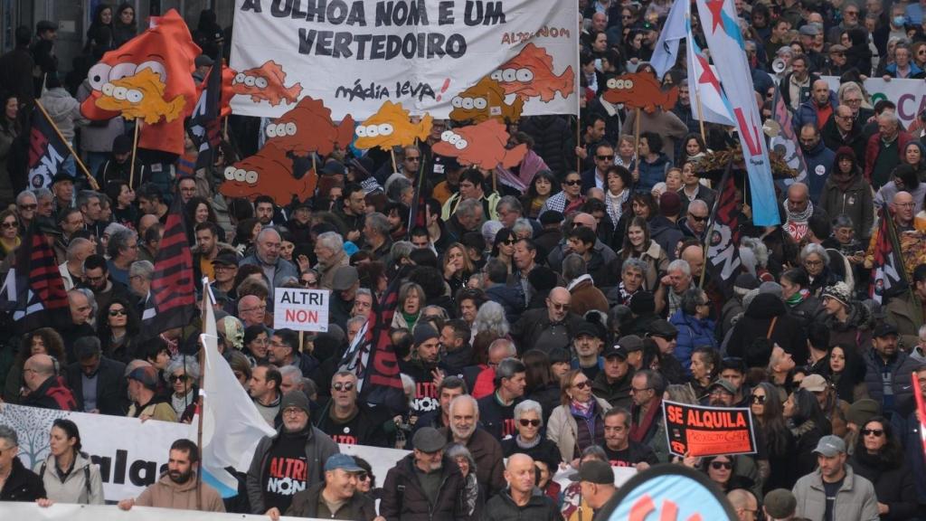 Manifestación contra el proyecto de Altri convocada por Ulloa Viva, Mina Touro-O Pino Non y PDRA, a 14 de diciembre de 2025, en Santiago de Compostela, A Coruña, Galicia (España).