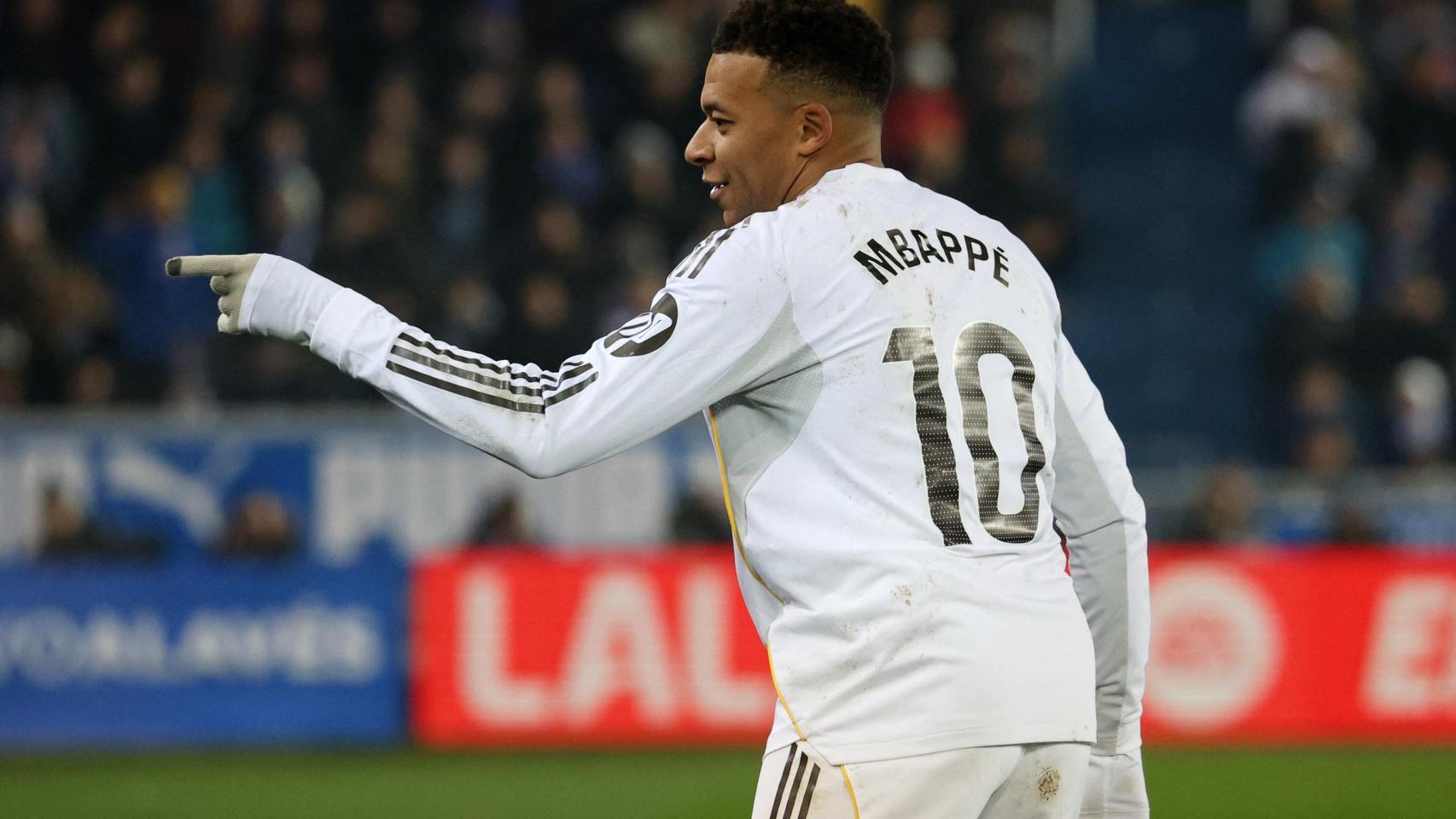 Mbappé celebra su gol contra el Alavés.