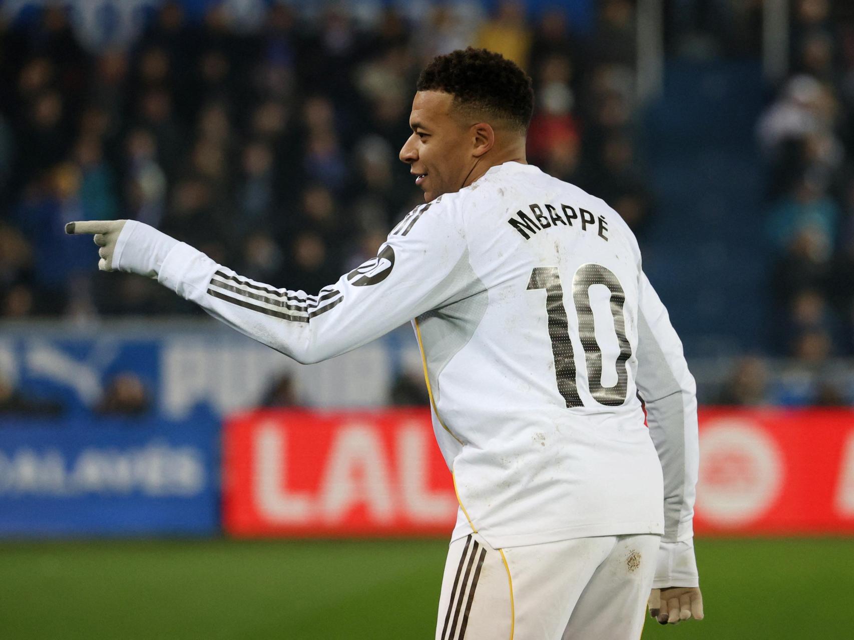 Mbappé celebra su gol contra el Alavés.
