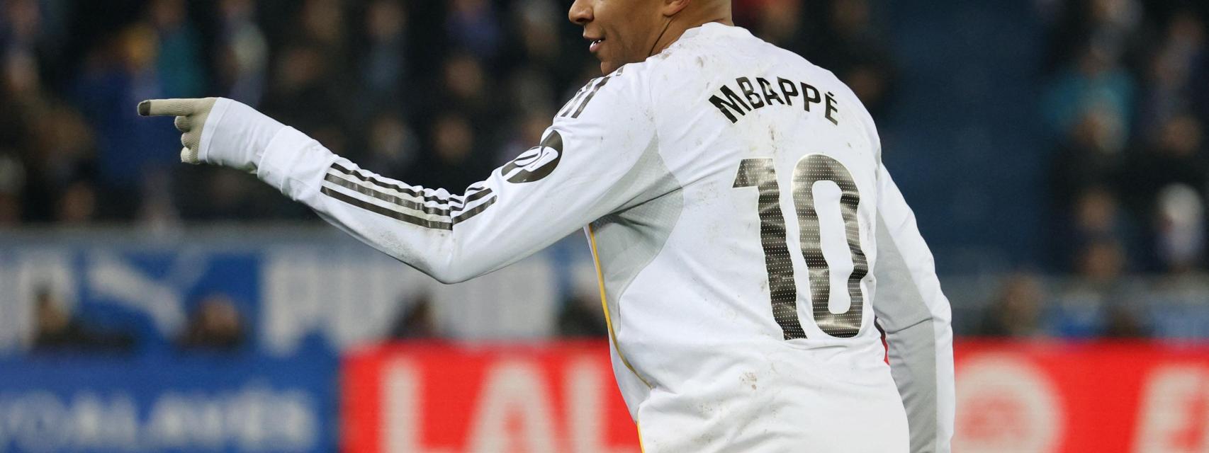 Mbappé celebra su gol contra el Alavés.