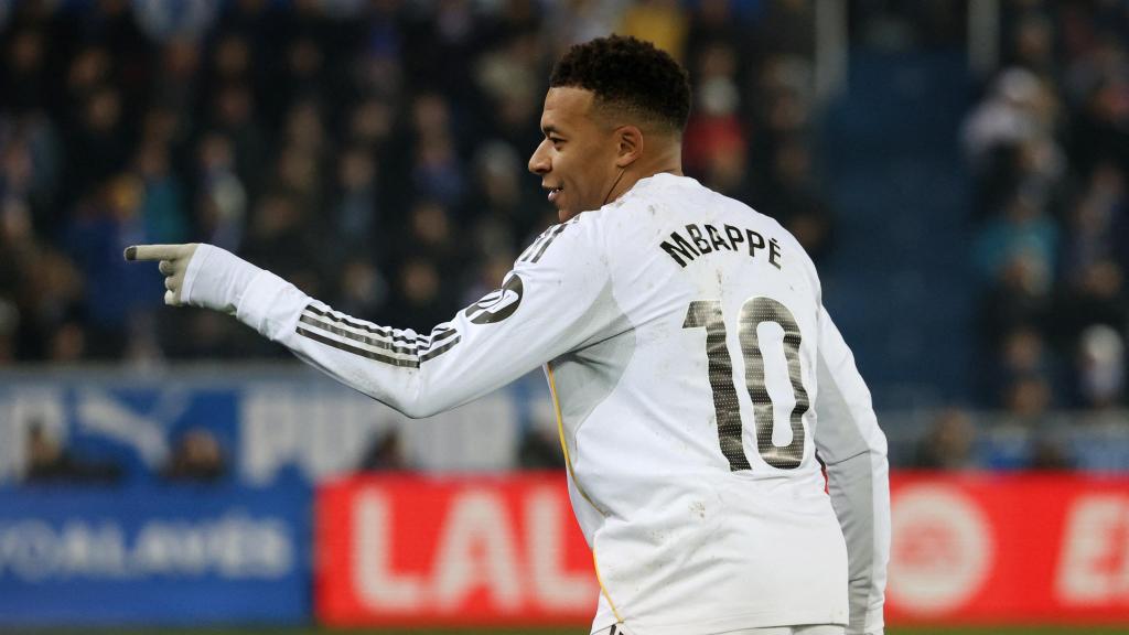 Mbappé celebra su gol contra el Alavés.
