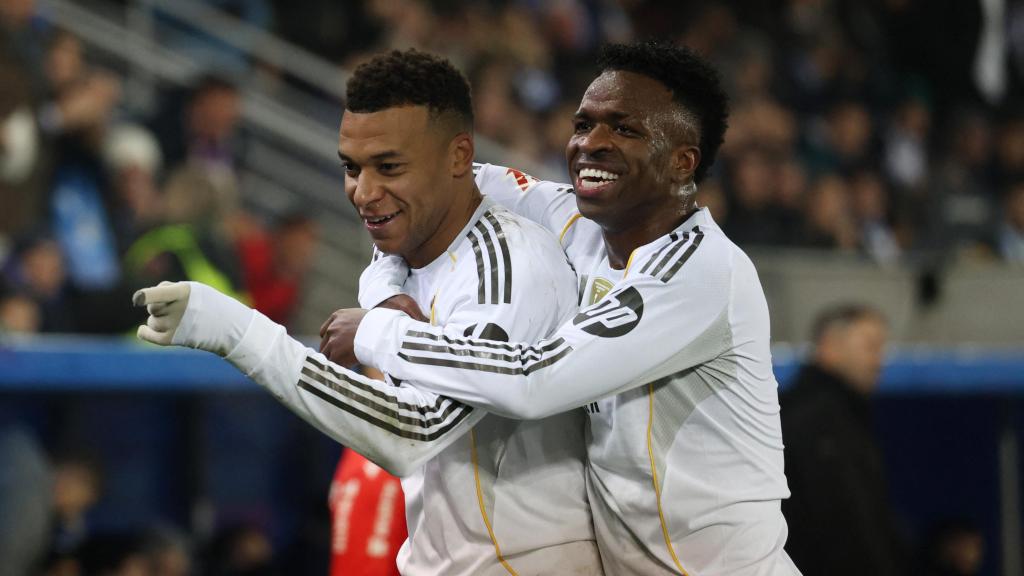 Mbappé and Vinicius celebrate the Frenchman's goal against Alavés.
