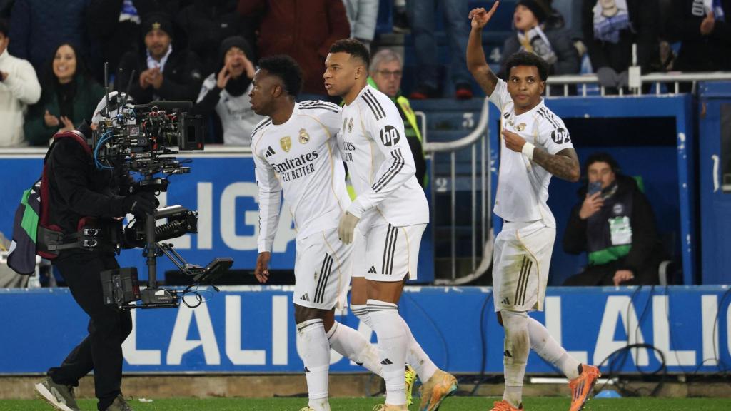 Rodrygo, Mbappé and Vinicius celebrate Real Madrid's second goal.