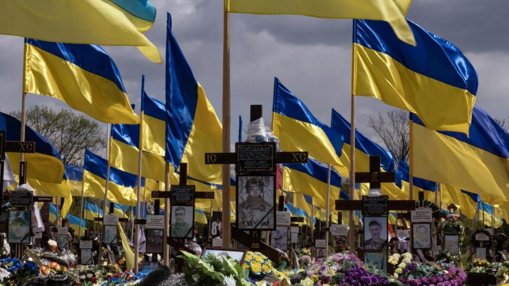 Cementerio cercano al frente de combate este en Ucrania, donde ya no casi no queda espacio para más tumbas.