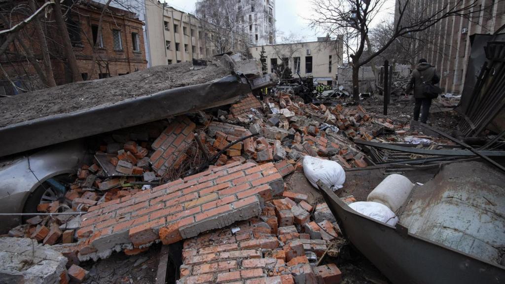 Consecuencias de un bombardeo ruso con misiles en el centro de la ciudad de Kharkiv.