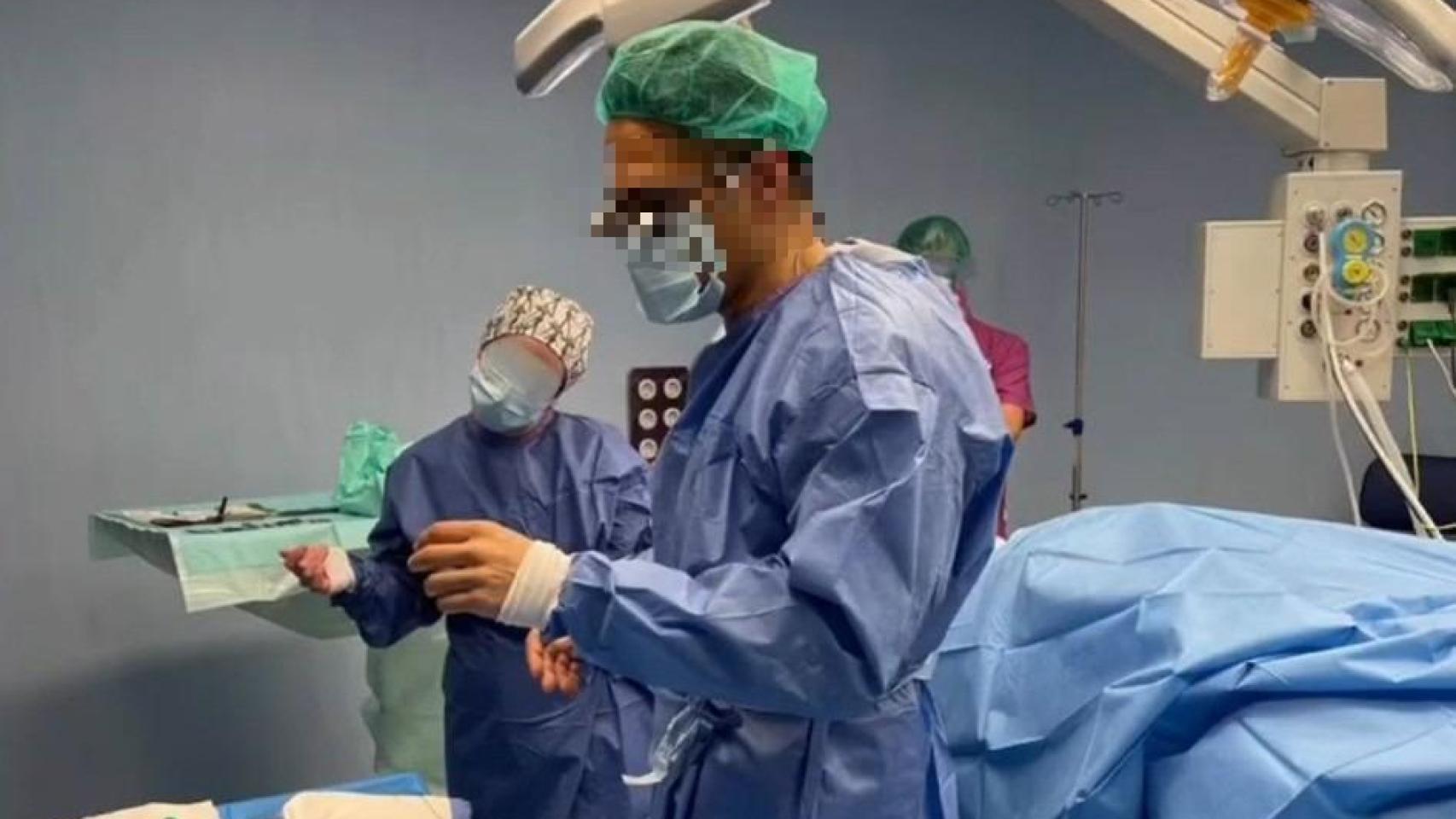 El doctor David, encarcelado por la agresión sexual a una paciente, durante una operación estética.