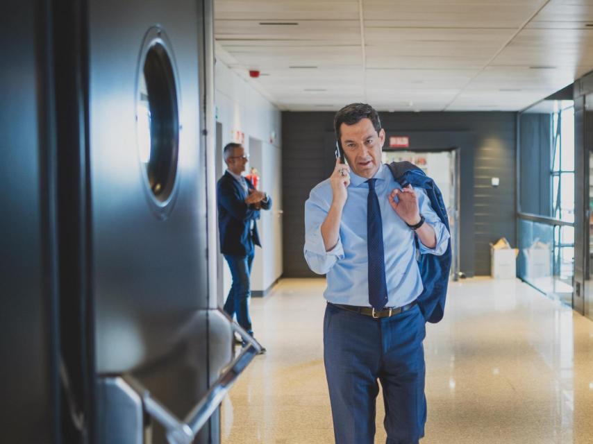 Juanma Moreno al teléfono momentos antes de la entrevista.