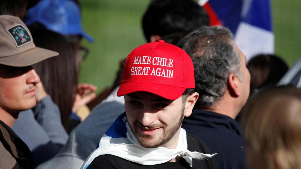 Un seguidor de José Antonio Kast con una de las gorras que imita a las de Trump.