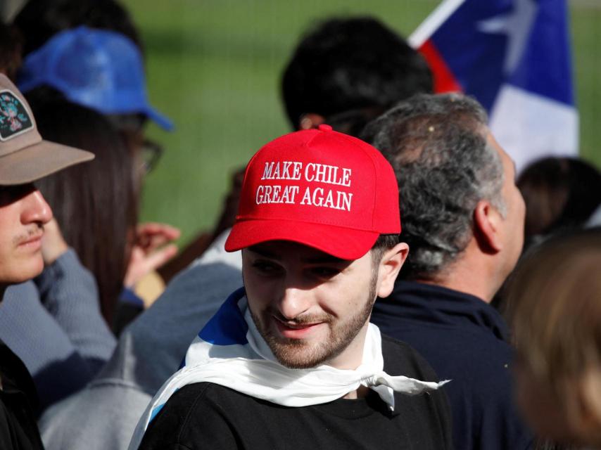 Un seguidor de José Antonio Kast con una de las gorras que imita a las de Trump.
