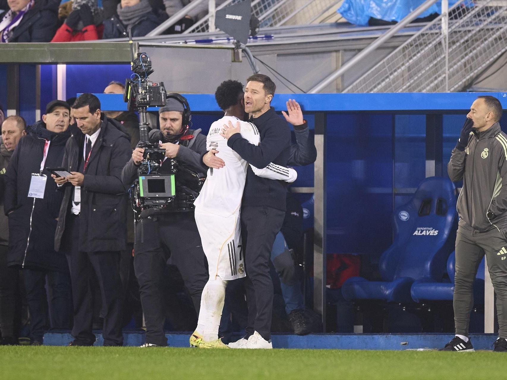 Vinicius se abraza con Xabi Alonso tras el gol del 1-2 contra el Alavés