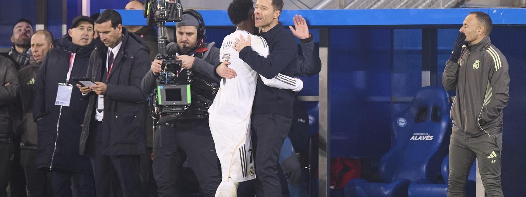 Vinicius se abraza con Xabi Alonso tras el gol del 1-2 contra el Alavés