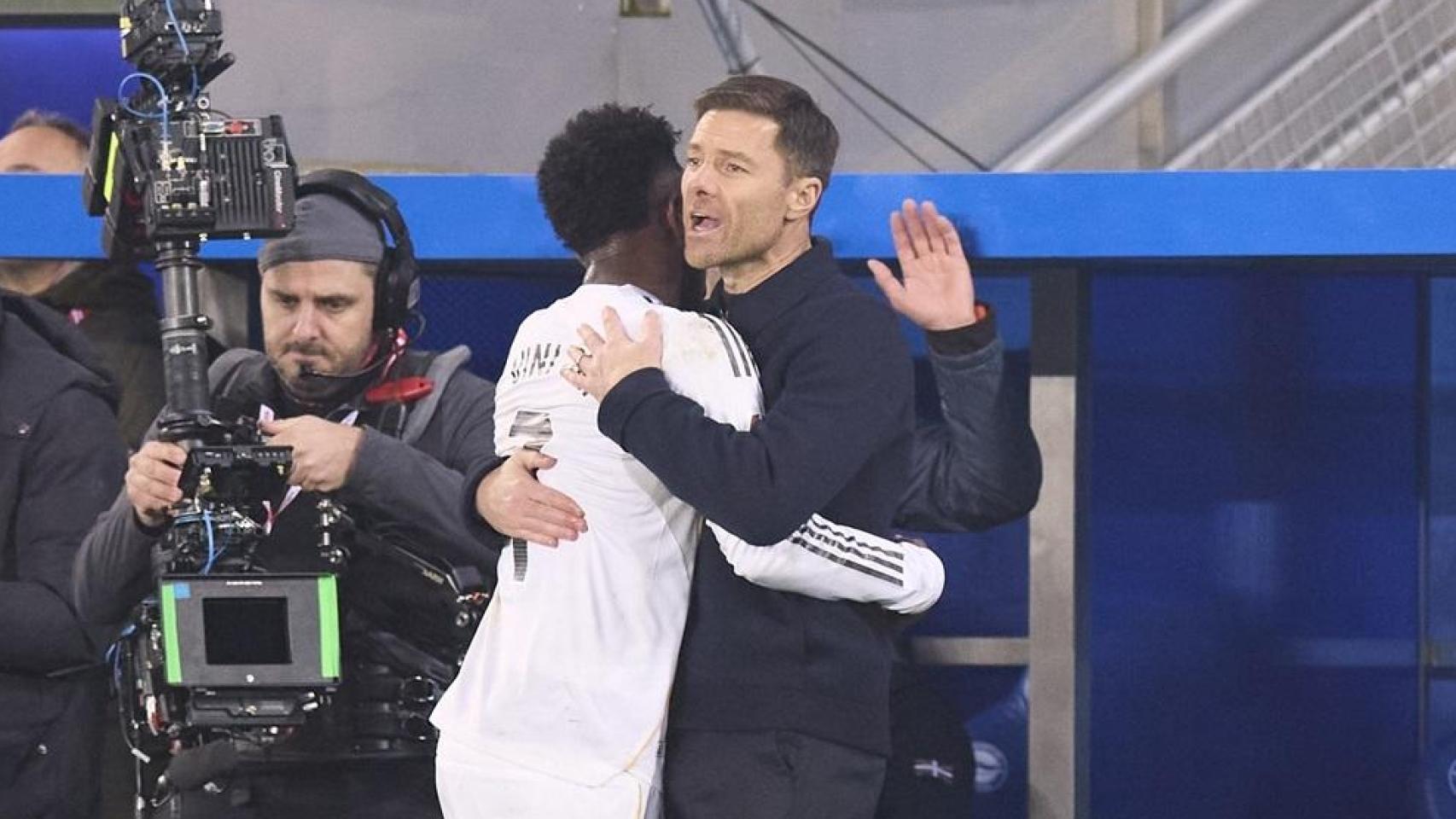 Vinicius se abraza con Xabi Alonso tras el gol del 1-2 contra el Alavés
