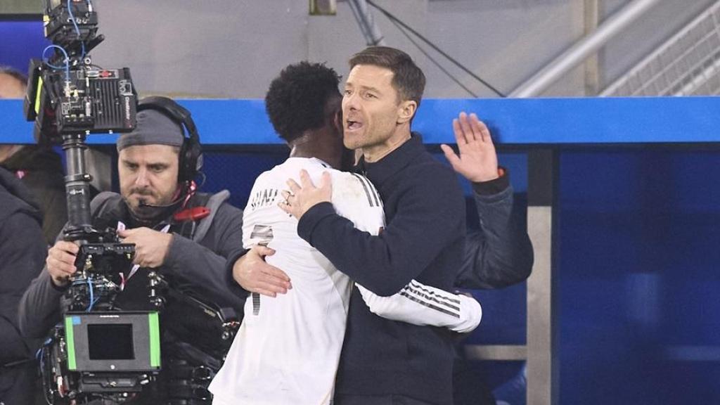 Vinicius besa a Xabi Alonso tras el gol del 1-2 al Alavés