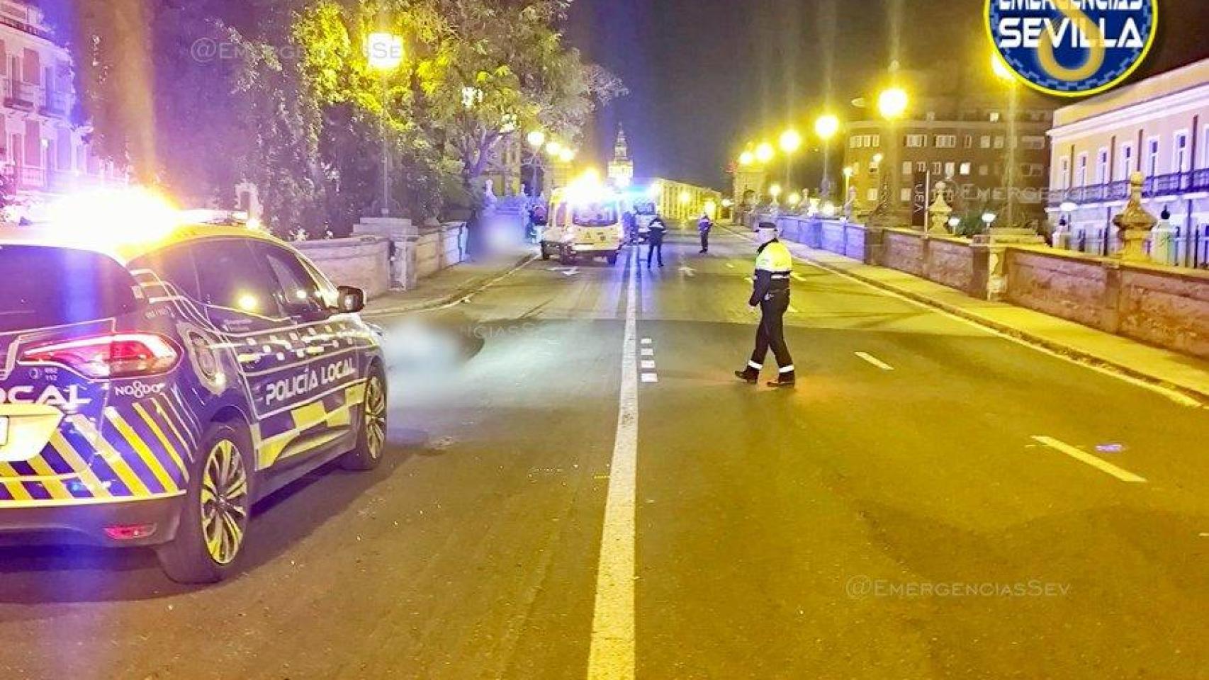 La Policía Local corta al tráfico el Puente de San Bernardo tras un accidente mortal.