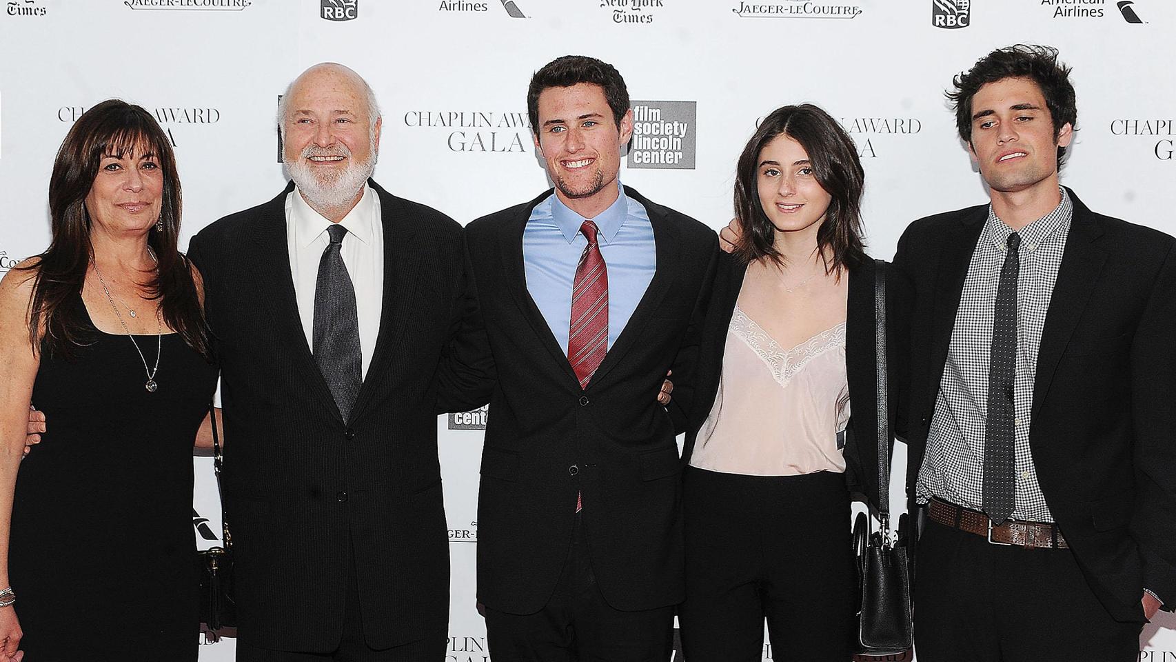 Rob Reiner y Michele Singer junto a sus tres hijos, Jake, Romy y Nick, en un acto público hace unos años. Nick es el de la derecha.