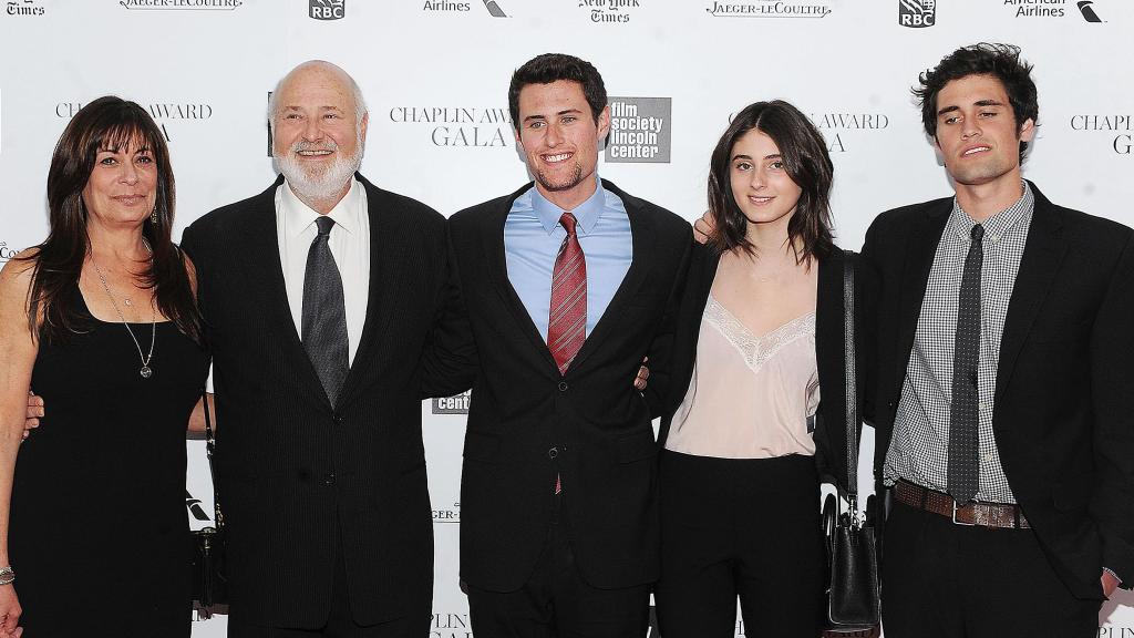 Rob Reiner y Michele Singer junto a sus tres hijos, Jake, Romy y Nick, en un acto público hace unos años. Nick es el de la derecha.