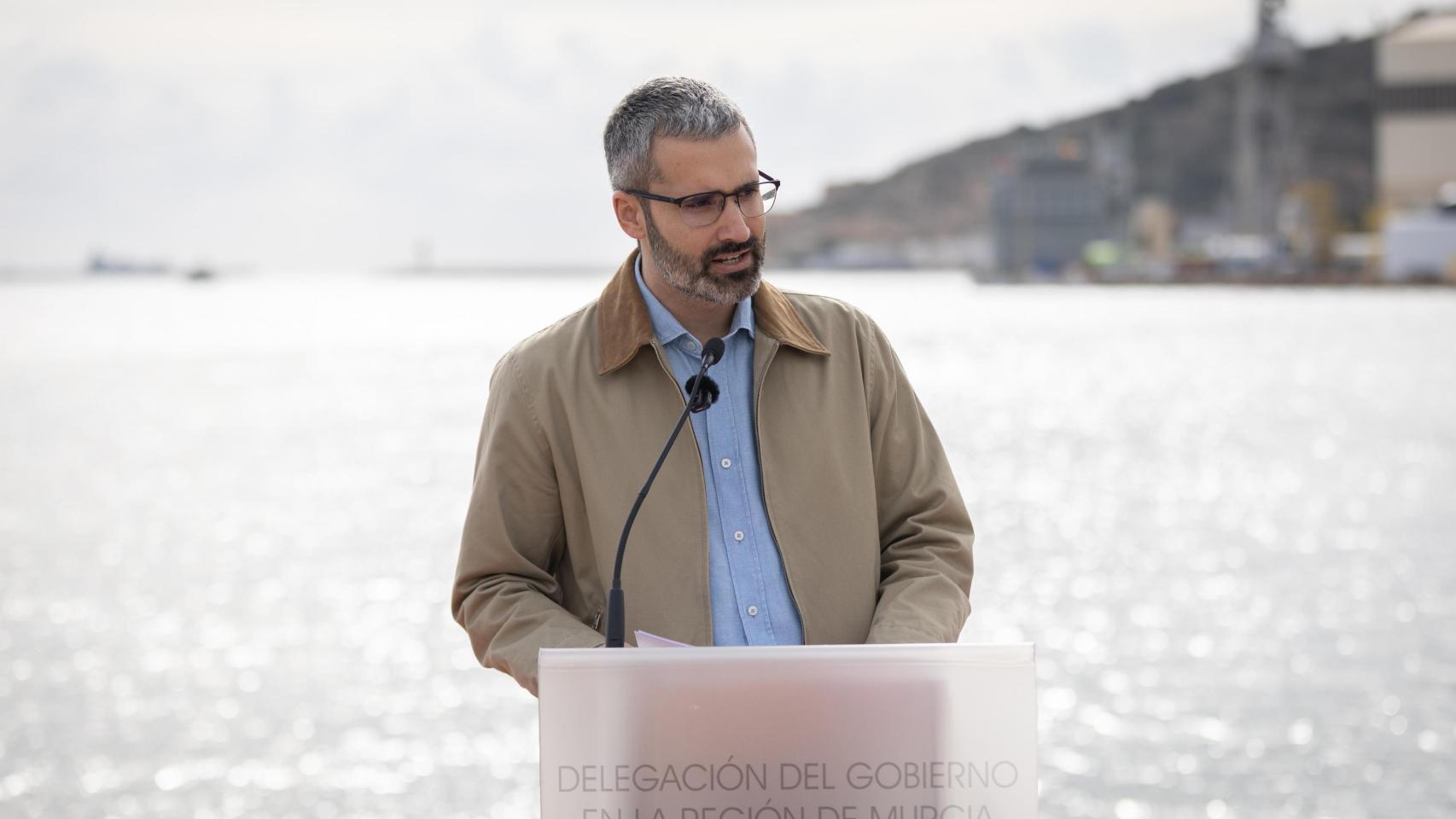 Francisco Lucas compareciendo frente al puerto de Cartagena