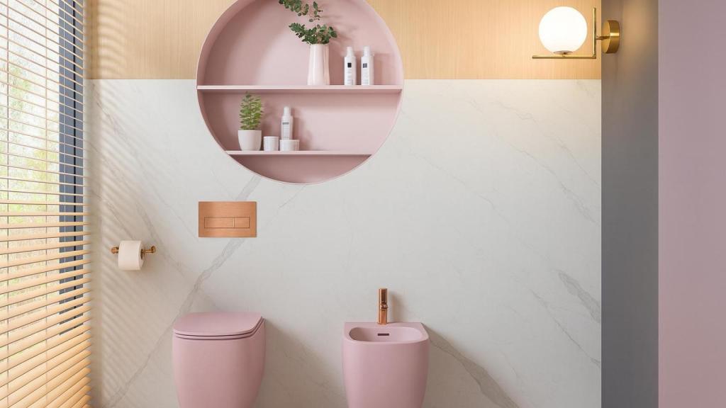 Un baño moderno en tonos rosas.