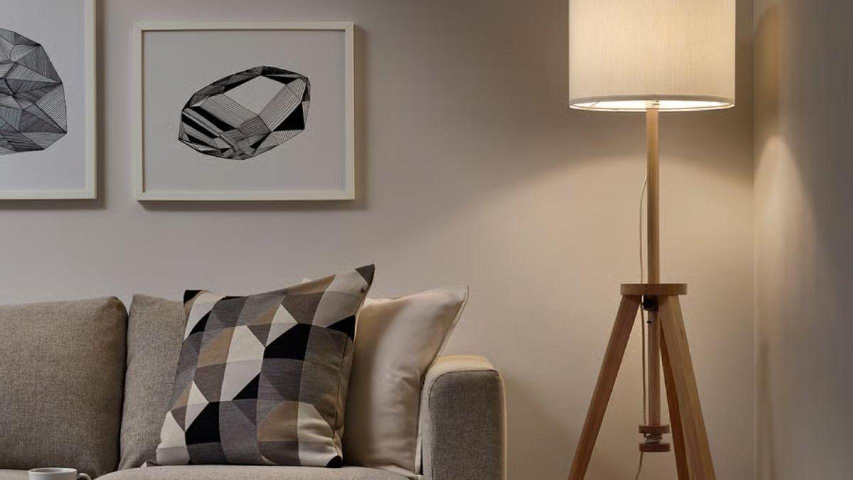 Ikea tiene la lámpara de pie que buscas para tu salón y que los interioristas ya han incluido en las tendencias para 2026