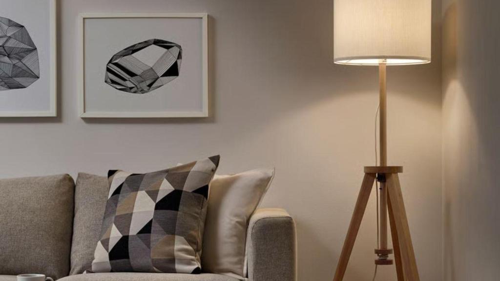 Ikea tiene la lámpara de pie que buscas para tu salón y que los interioristas ya han incluido en las tendencias para 2026