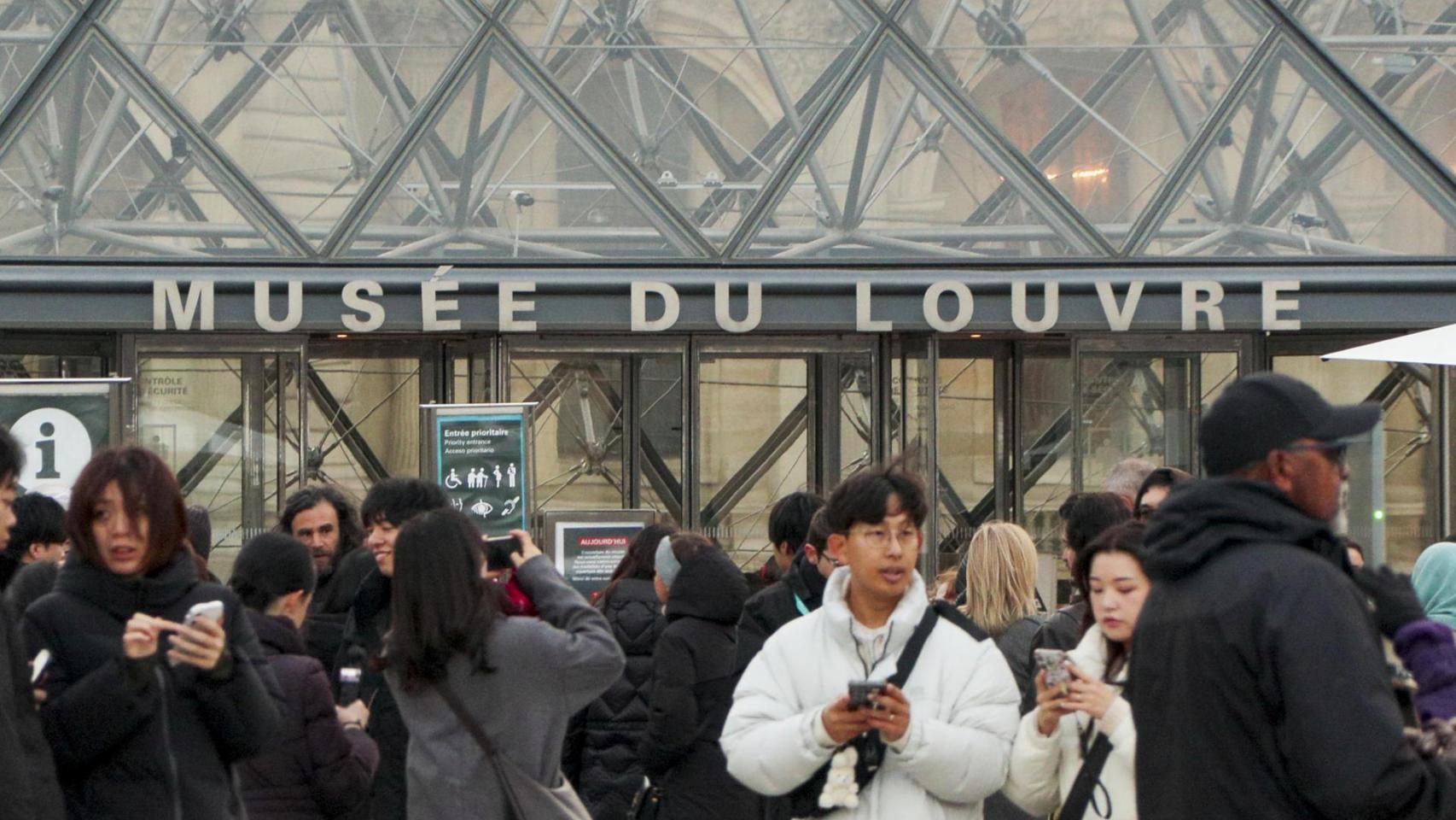 Exterior del Museo del Louvre. Foto: EFE/ Edgar Sapiña Manchado