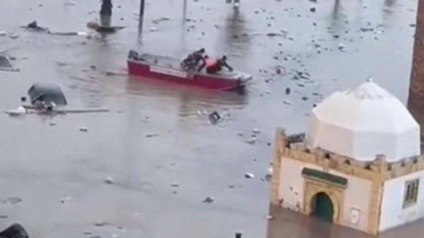 Dos personas sobre una barca en una calle completamente inundada en Safi, Marruecos.