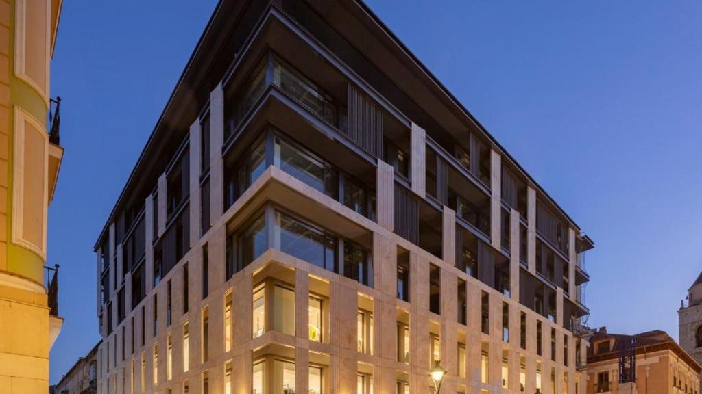 Exterior del nuevo Eurostars ubicado sobre la nueva tienda de Zara de la calle Constitución de Valladolid